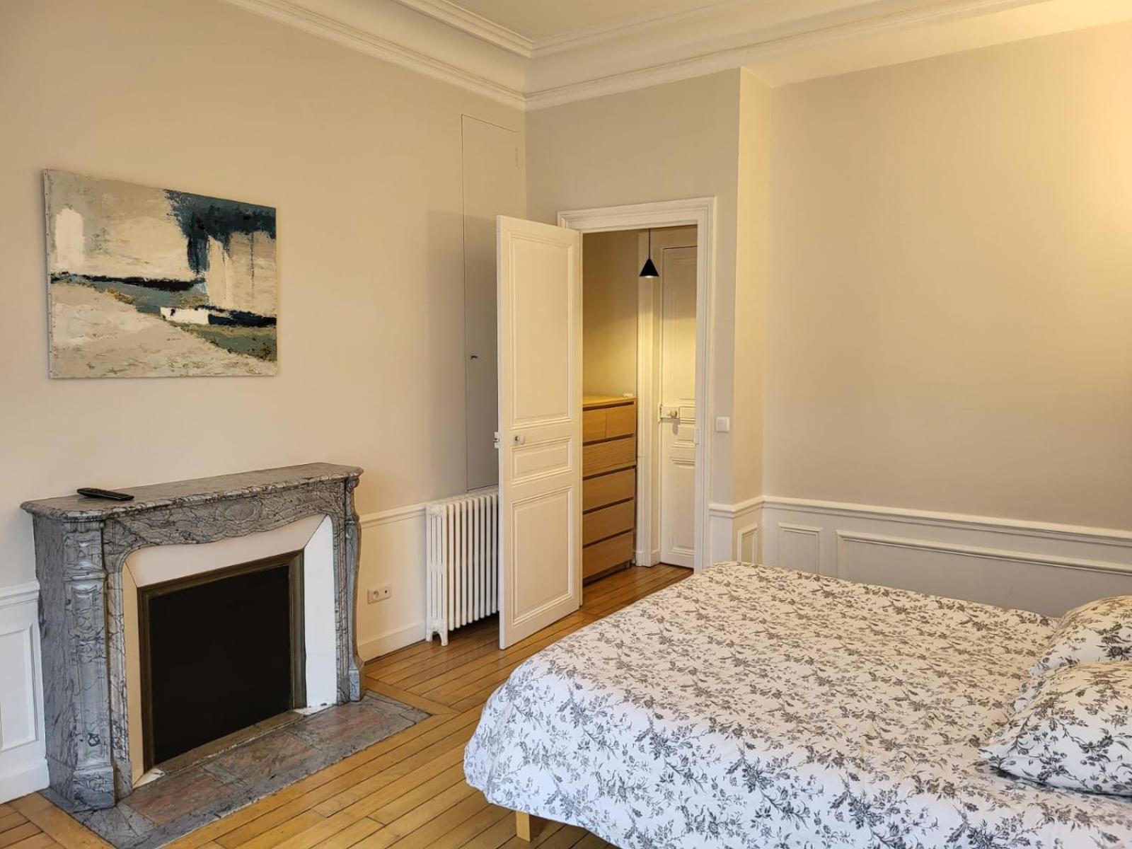 Center Of - Large Refurbished Historic Flat Reims