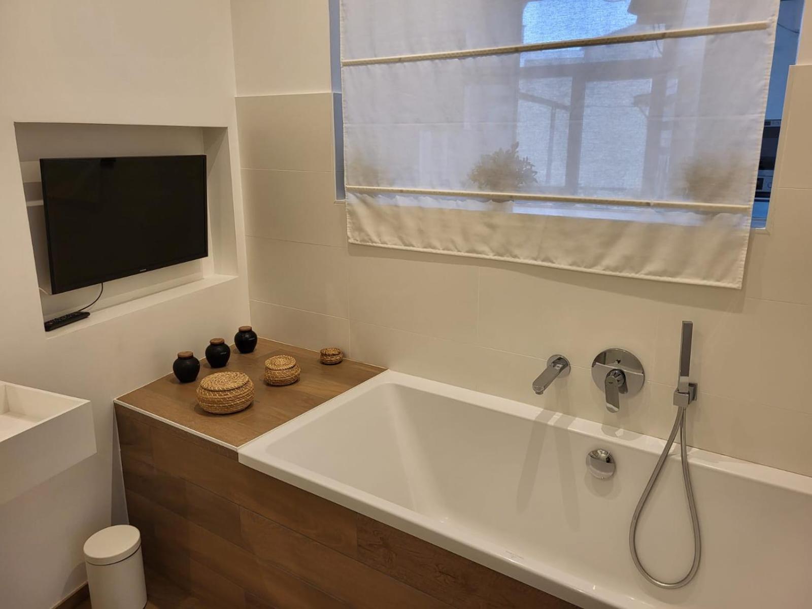 Center Of - Large Refurbished Historic Flat *