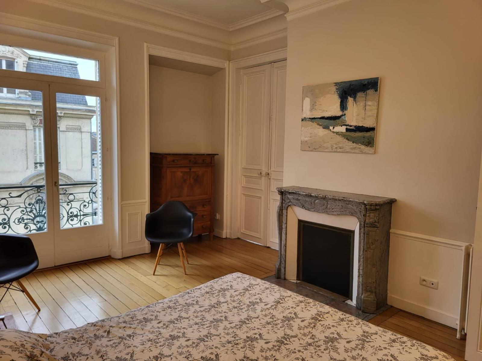 Center Of - Large Refurbished Historic Flat
